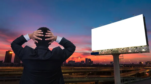 Affärsmannen och Tom skylt vid skymningen himmel solnedgången redo för — Stockfoto