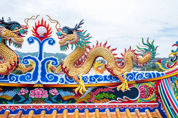 Draken på kinesiska templet taket — Stockfoto