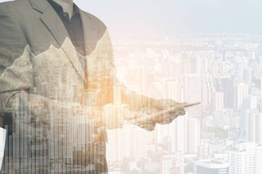 ekranda tablet denetim sanal grafik kullanarak iş adamı