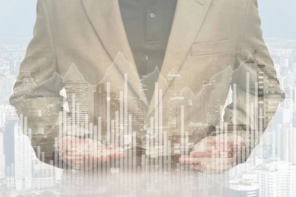 画面上の仮想のグラフを持ったビジネスマン — ストック写真