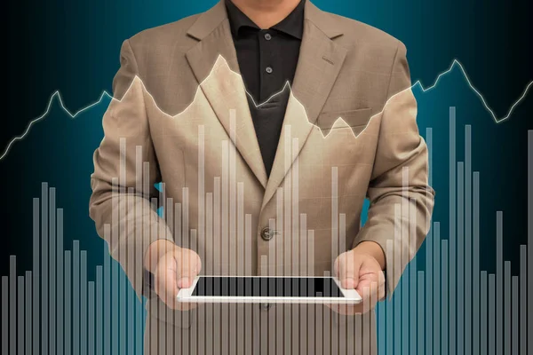 Hombre de negocios utilizando tableta de control gráfico virtual en la pantalla — Foto de Stock