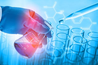 laboratuvar test küvet ile laboratuvar şişesi tutan bilim adamı el