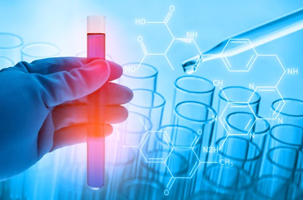 Cientista mão segurando tubo de ensaio de laboratório com teste de laboratório — Fotografia de Stock