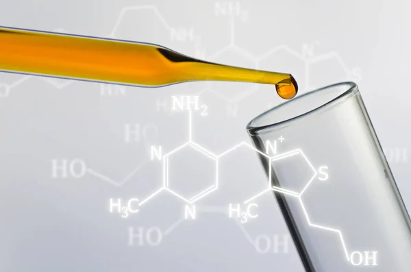 Tubos de ensayo de laboratorio de ciencia con fórmula química —  Fotos de Stock