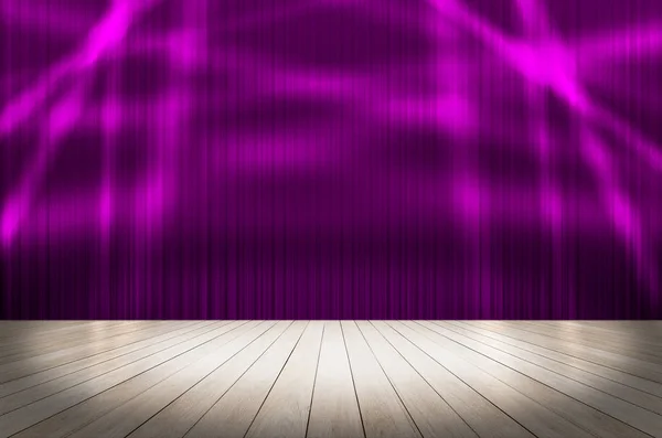 Fioletowy kurtyna tła sceny z wiązki światła — Zdjęcie stockowe