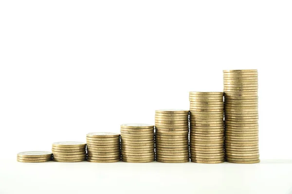 Växande stack pengar mynt Spara från växande företag på whit — Stockfoto