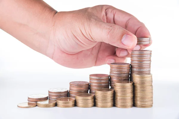 Mano de hombre poniendo dinero a las pilas de monedas en aumento sobre fondo blanco — Foto de Stock