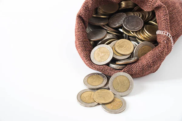 Monedas salpicaduras de lleno de monedas bolsa sobre fondo blanco — Foto de Stock