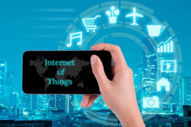 akıllı telefon kavram kullanarak kadın el ile şeylerin Internet 