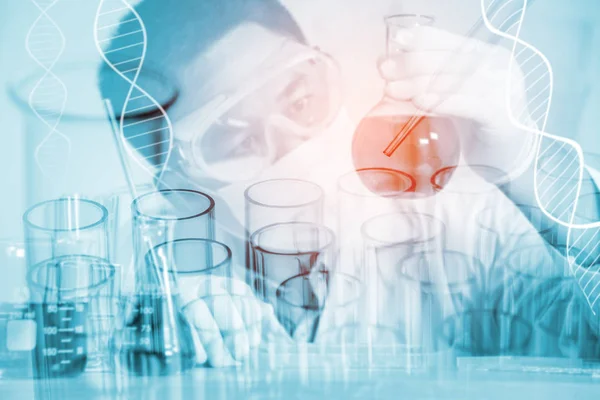 과학자와 실험실 테스트 튜브, 과학의 이중 노출 — 스톡 사진