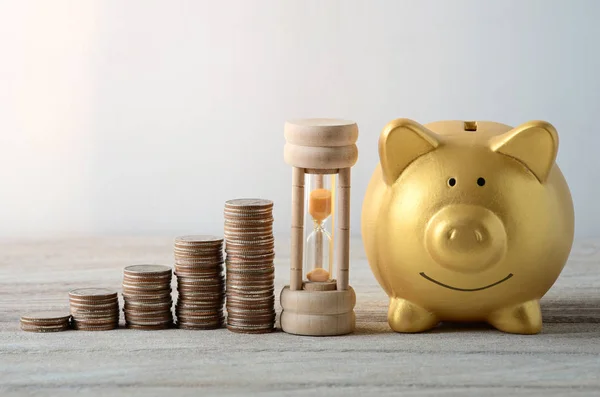 Saving plan with gold piggy bank — Stock Photo, Image