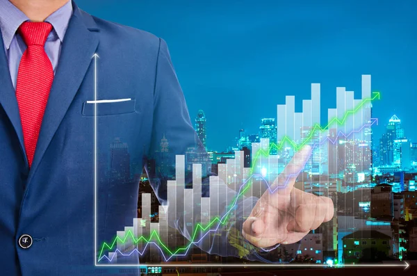Homem de negócios ponto no gráfico virtual na tela com noite moderna c — Fotografia de Stock