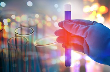laboratuvar test tüpleri tutan bilim el 