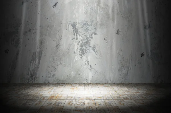 Lumière dans la chambre sombre avec sol en pierre de marbre — Photo
