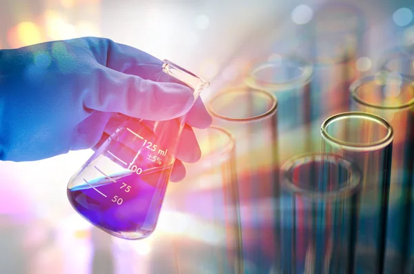 Ciência mão segurando tubos de ensaio de laboratório — Fotografia de Stock