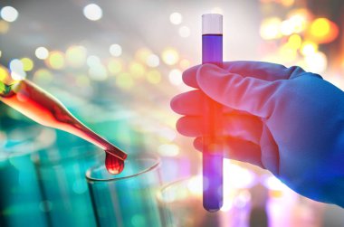 laboratuvar test tüpleri tutan bilim el