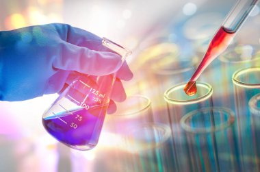 laboratuvar test tüpleri tutan bilim el