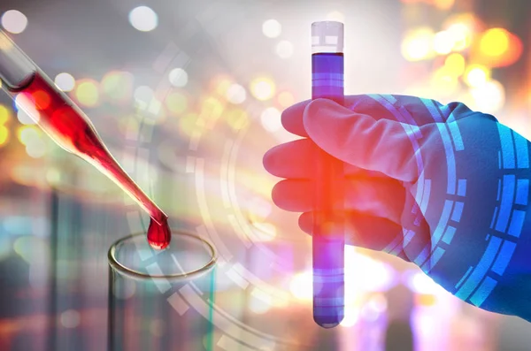 Vetenskap handen håller laboratorium provrör — Stockfoto