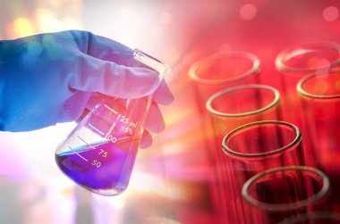 laboratuvar test tüpleri tutan bilim el