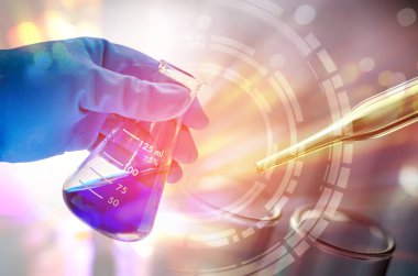 laboratuvar test tüpleri tutan bilim el