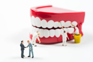 minyatür iş adamları el sallayarak te ile anlaşma yapmak