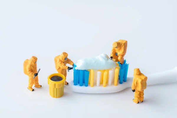 Miniatuur technisch team volgen verontreinigingen in toothpas — Stockfoto