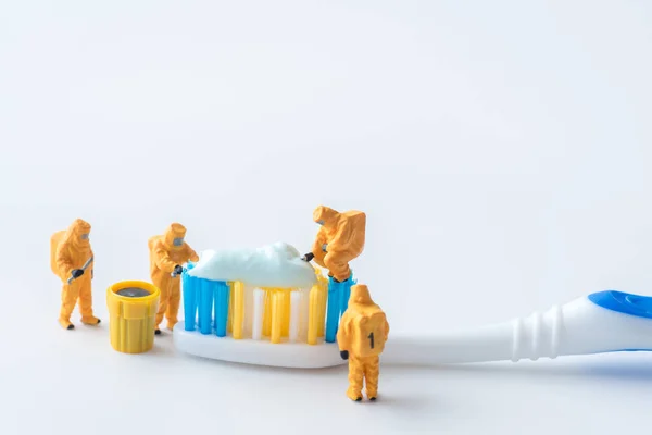 Miniatuur technisch team volgen verontreinigingen in toothpas — Stockfoto