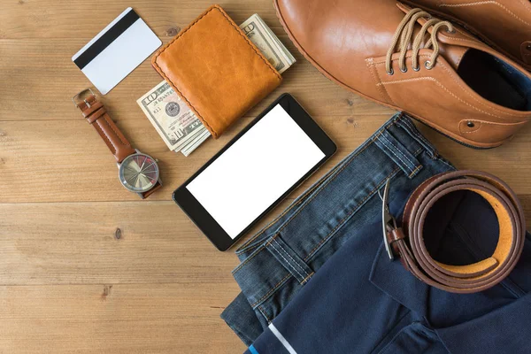 Tablet e flat lay de moda casual masculina em floo de madeira branca — Fotografia de Stock