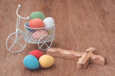 Paskalya yumurta beyaz minyatür Bisiklet dekore edilmiştir.