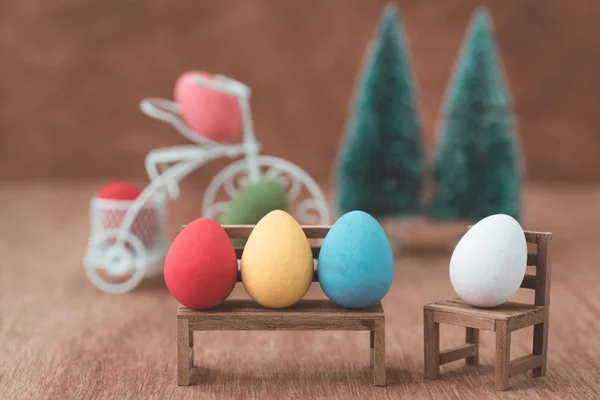 Huevos de Pascua sentados en una silla —  Fotos de Stock