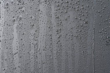 Siyah arkaplanda su damlaları