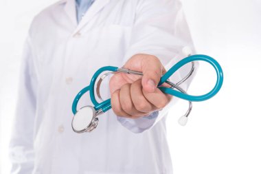 Beyaz arka plan üzerinde elinde bir stetoskop ile doktor