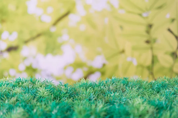 Künstliche grüne Wiese auf grünen Blättern Hintergrund — Stockfoto