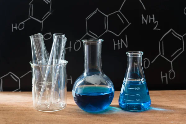 Bilim laboratuvar test tüpleri ile bilim formula siyah arka — Stok fotoğraf