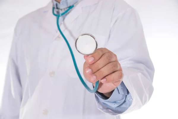 医生用听诊器在白色背景上的手 — 图库照片