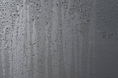 Siyah arkaplanda su damlaları