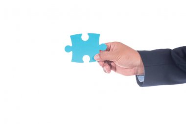 iş adamı el beyaz arka plan üzerinde izole jigsaw tutarak