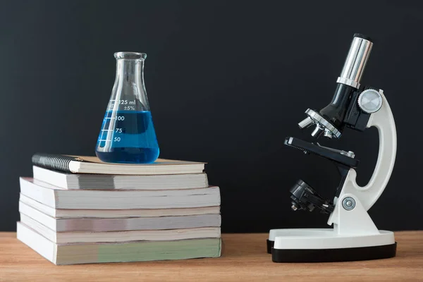 Microscópio na mesa de madeira — Fotografia de Stock