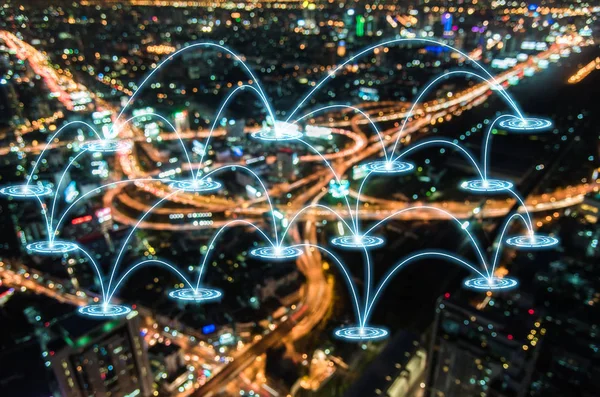 Абстрактная линия связи на фоне ночного города — стоковое фото