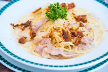 Spagetti carbonara yemek