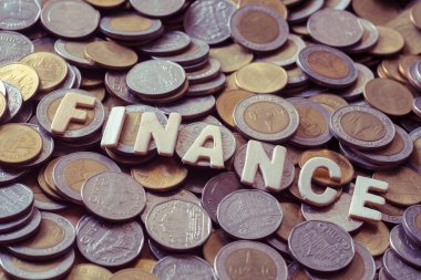 paralar arka plan üzerinde ahşap metin Finans