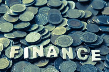 paralar arka plan üzerinde ahşap metin Finans