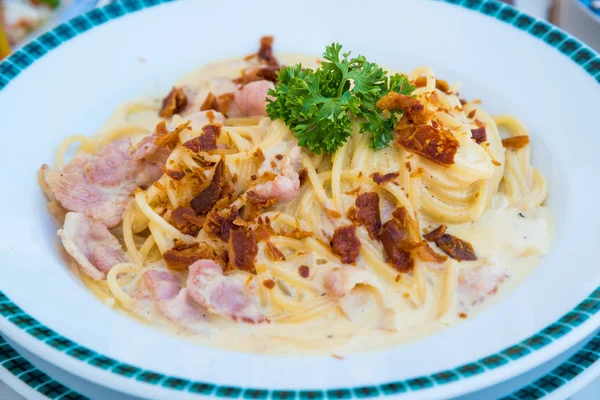 Spaghetti carbonara i skålen — Stockfoto