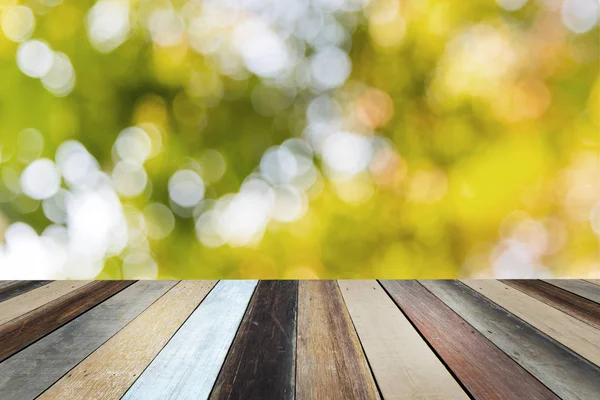 Dřevěné police na rozmazané zelený park v západu slunce pozadí — Stock fotografie