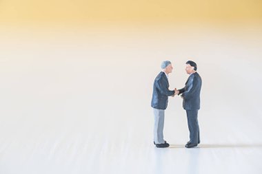 minyatür işadamları el sıkışma anlaşma yapmak