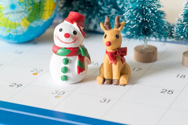 Muñeco de nieve y 31 días calendario, fondo ornamental de Navidad —  Fotos de Stock