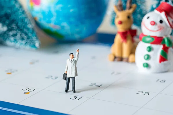 Negocios figuras en miniatura personas en 31 días calendario —  Fotos de Stock