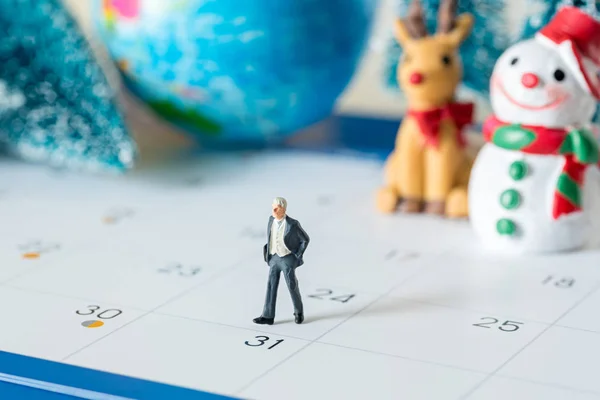 Negocios miniatura figuras personas caminando en 31 días calendario —  Fotos de Stock