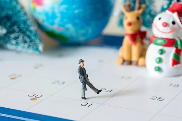 Negocios miniatura figuras personas caminando en 31 días calendario —  Fotos de Stock