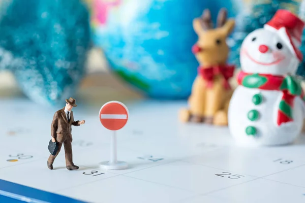Negócio figuras em miniatura pessoas no calendário de 31 dias com parada s — Fotografia de Stock